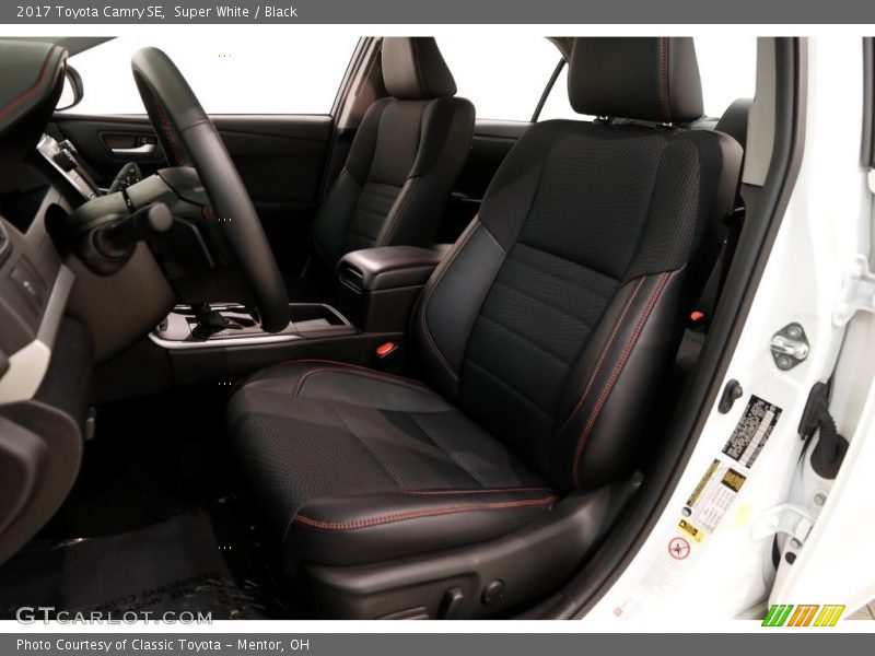 Super White / Black 2017 Toyota Camry SE
