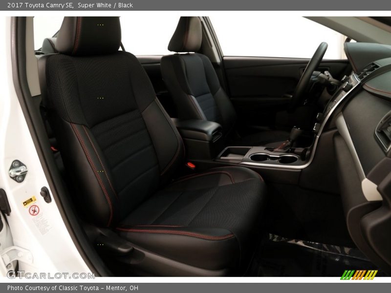 Super White / Black 2017 Toyota Camry SE