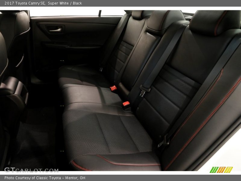 Super White / Black 2017 Toyota Camry SE