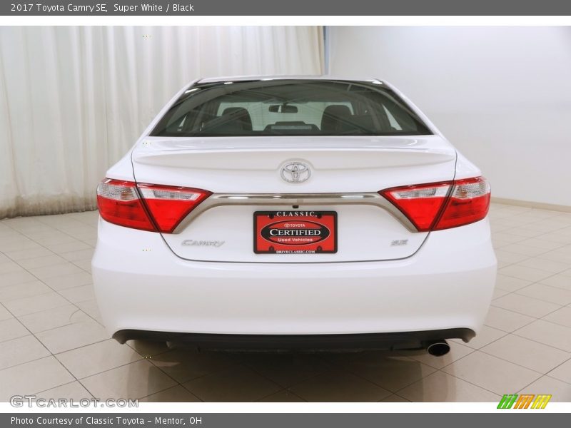 Super White / Black 2017 Toyota Camry SE