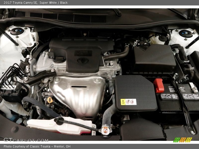 Super White / Black 2017 Toyota Camry SE