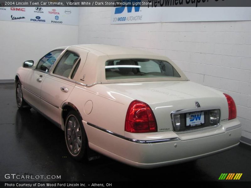 Vibrant White / Dark Stone/Medium Light Stone 2004 Lincoln Town Car Ultimate