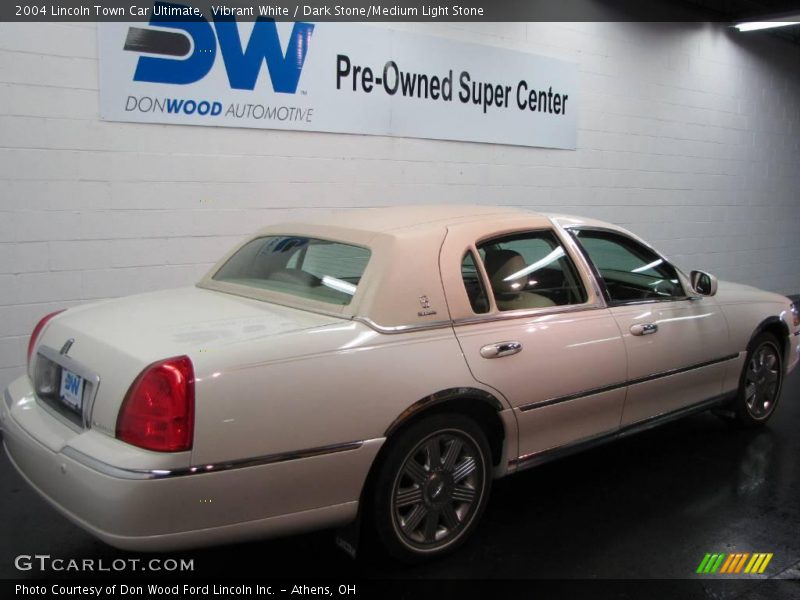 Vibrant White / Dark Stone/Medium Light Stone 2004 Lincoln Town Car Ultimate