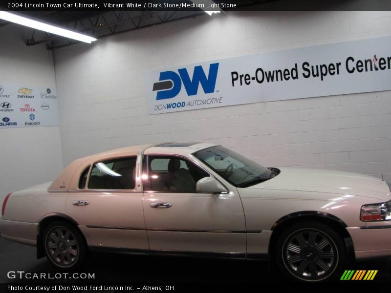 Vibrant White / Dark Stone/Medium Light Stone 2004 Lincoln Town Car Ultimate