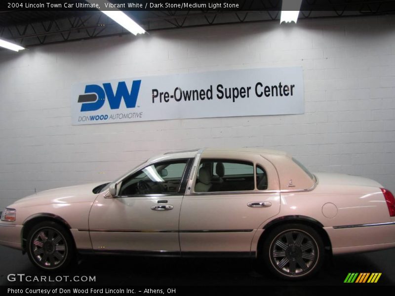 Vibrant White / Dark Stone/Medium Light Stone 2004 Lincoln Town Car Ultimate