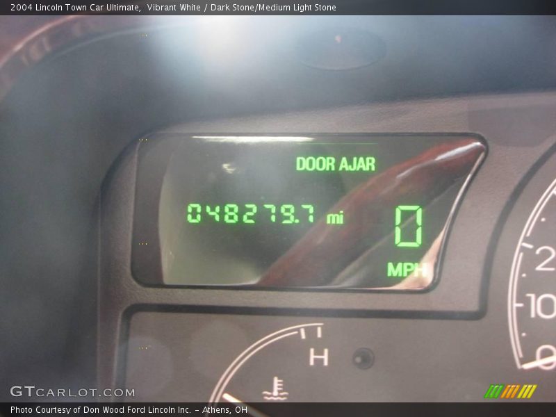 Vibrant White / Dark Stone/Medium Light Stone 2004 Lincoln Town Car Ultimate