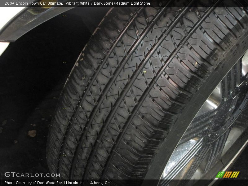 Vibrant White / Dark Stone/Medium Light Stone 2004 Lincoln Town Car Ultimate