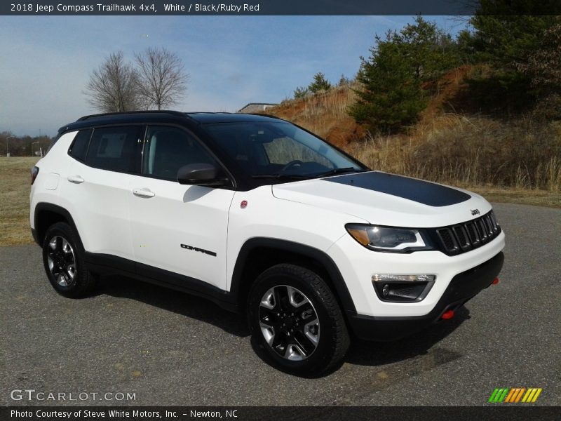 Front 3/4 View of 2018 Compass Trailhawk 4x4