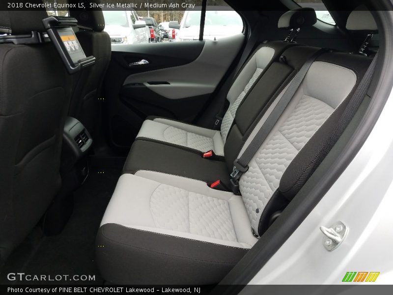 Silver Ice Metallic / Medium Ash Gray 2018 Chevrolet Equinox LS