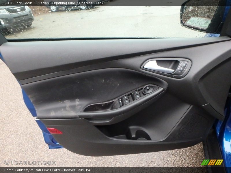 Lightning Blue / Charcoal Black 2018 Ford Focus SE Sedan