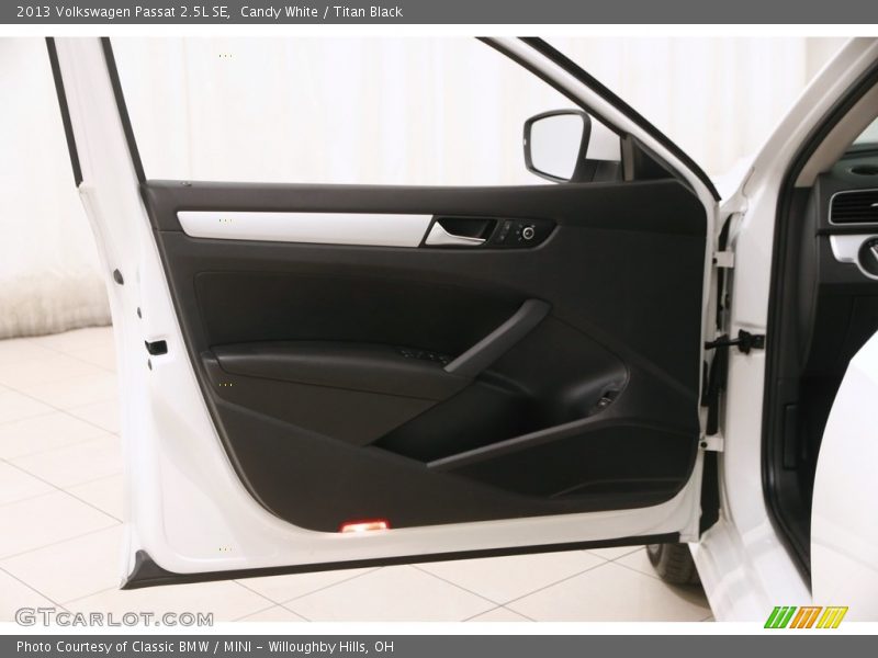 Candy White / Titan Black 2013 Volkswagen Passat 2.5L SE