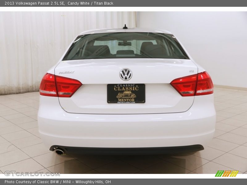 Candy White / Titan Black 2013 Volkswagen Passat 2.5L SE