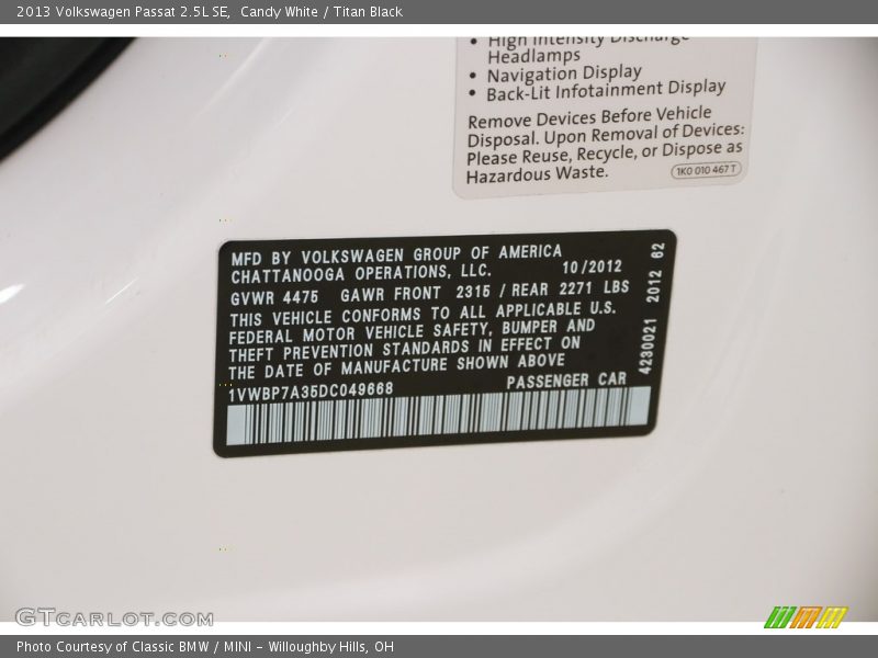 Candy White / Titan Black 2013 Volkswagen Passat 2.5L SE