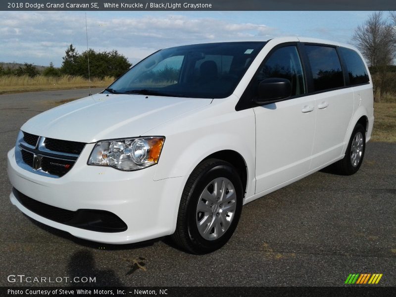 Front 3/4 View of 2018 Grand Caravan SE