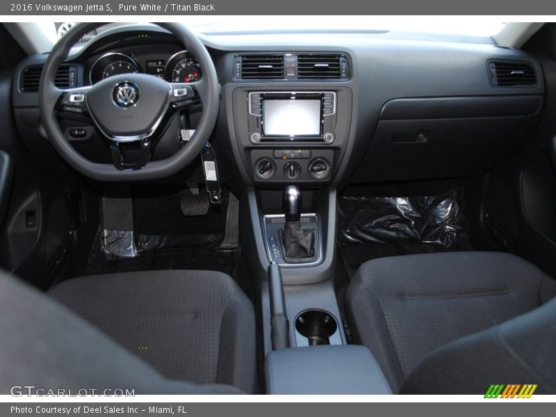 Pure White / Titan Black 2016 Volkswagen Jetta S