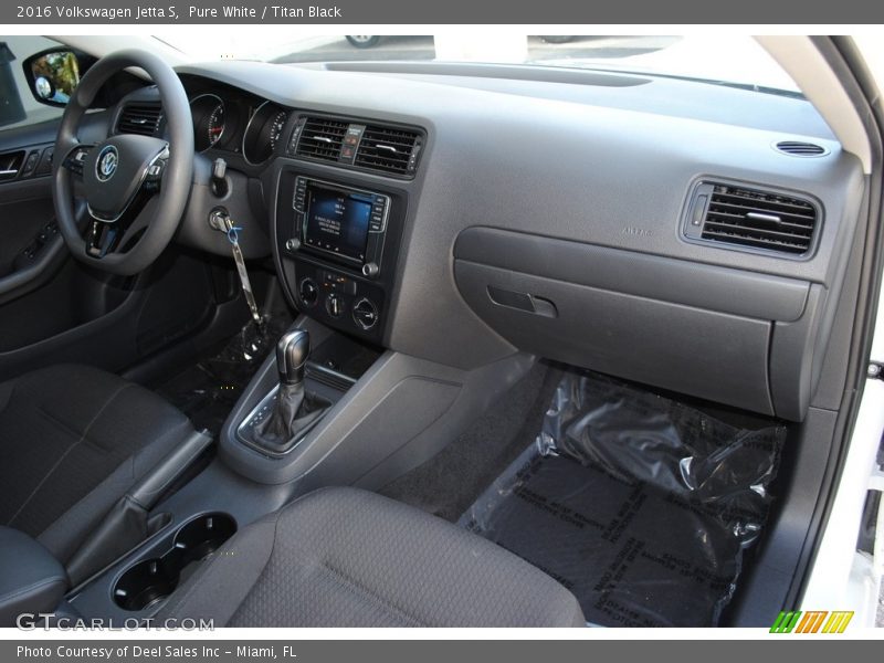 Pure White / Titan Black 2016 Volkswagen Jetta S