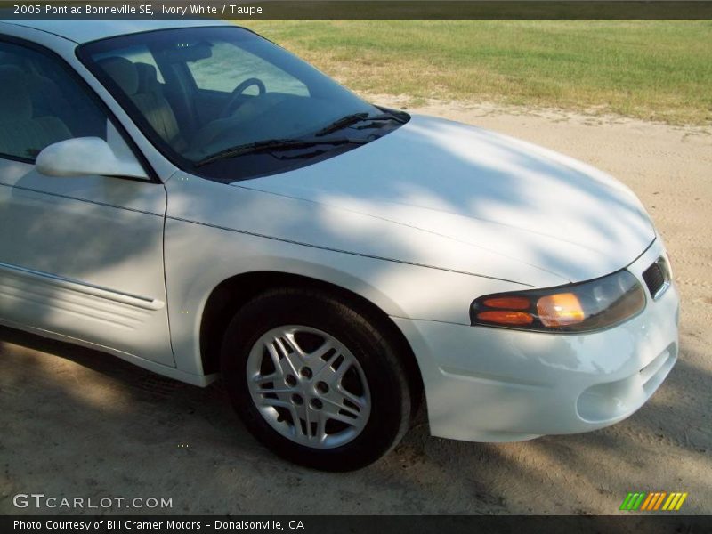 Ivory White / Taupe 2005 Pontiac Bonneville SE