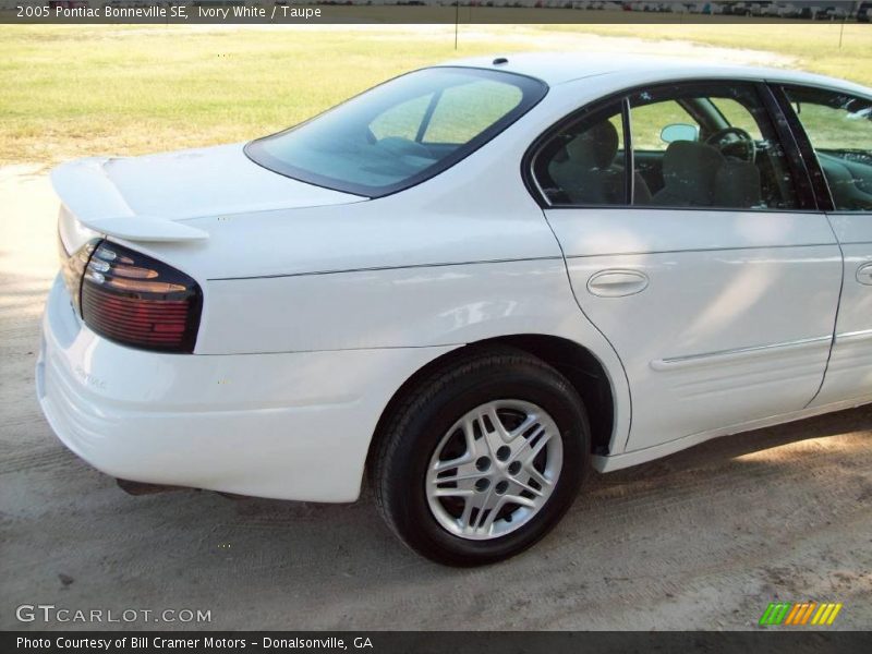 Ivory White / Taupe 2005 Pontiac Bonneville SE