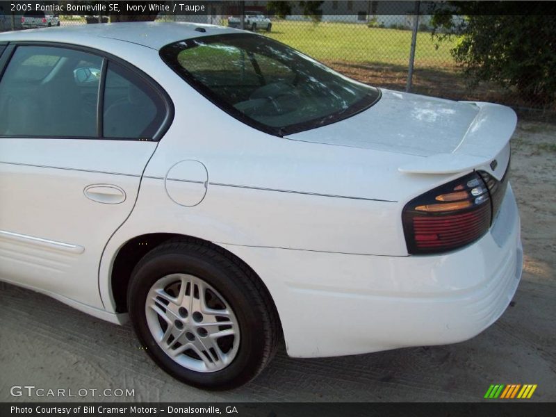 Ivory White / Taupe 2005 Pontiac Bonneville SE