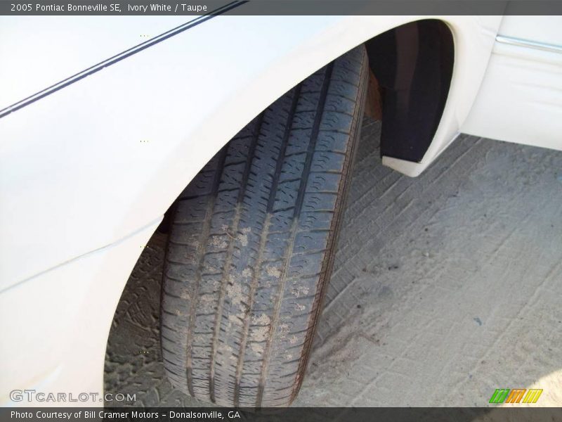 Ivory White / Taupe 2005 Pontiac Bonneville SE