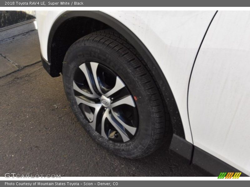 Super White / Black 2018 Toyota RAV4 LE