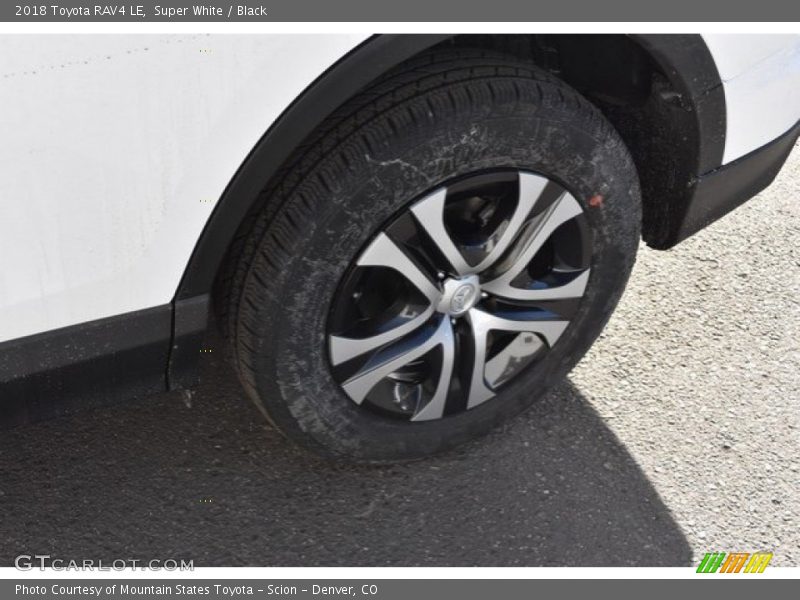 Super White / Black 2018 Toyota RAV4 LE