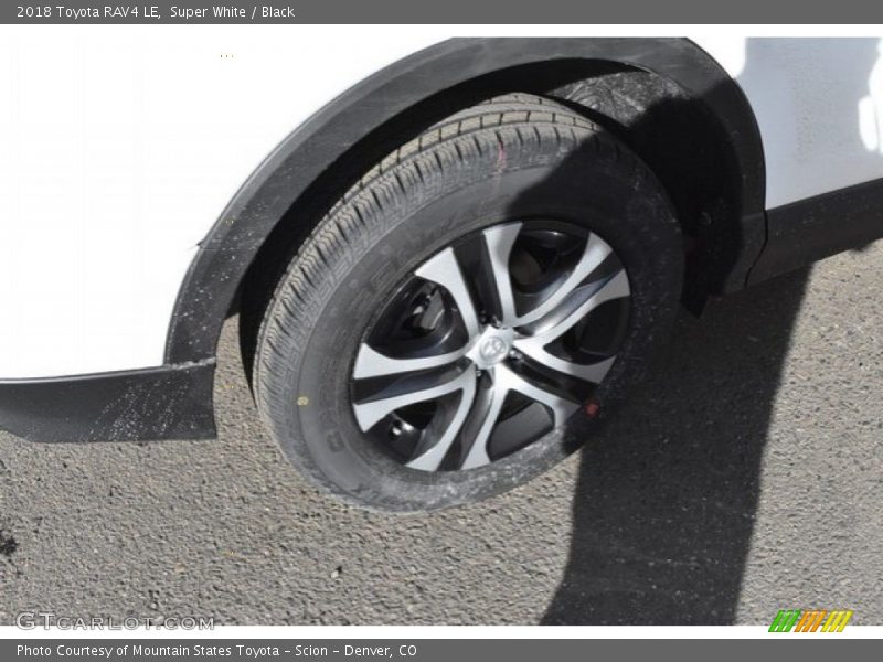 Super White / Black 2018 Toyota RAV4 LE