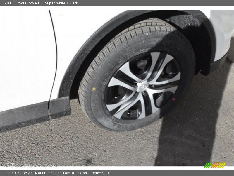 Super White / Black 2018 Toyota RAV4 LE