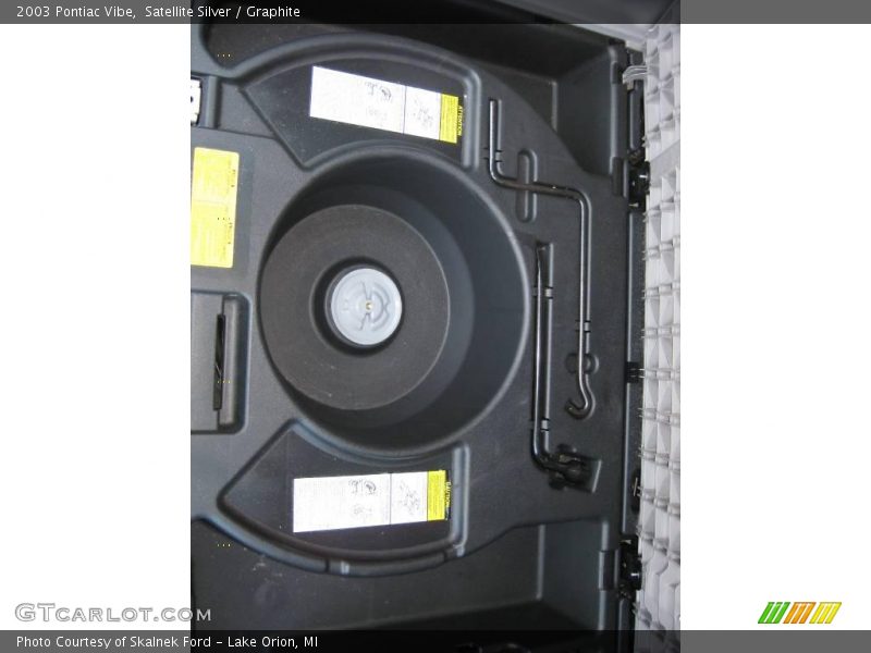 Satellite Silver / Graphite 2003 Pontiac Vibe