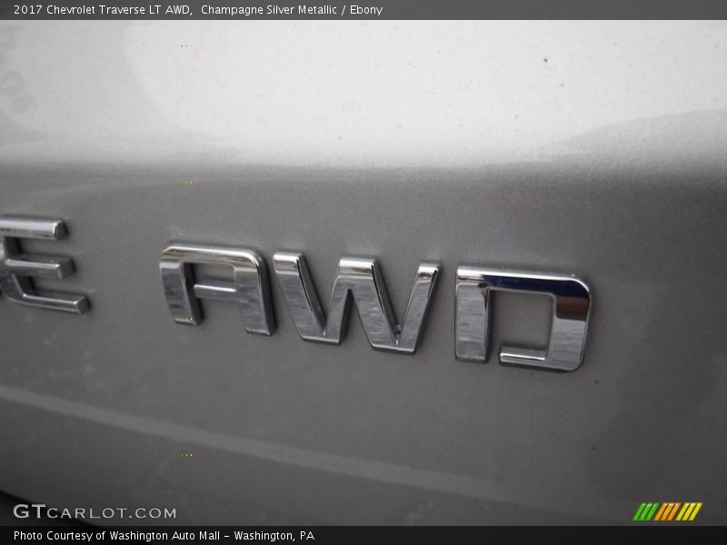 Champagne Silver Metallic / Ebony 2017 Chevrolet Traverse LT AWD