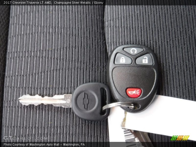 Champagne Silver Metallic / Ebony 2017 Chevrolet Traverse LT AWD