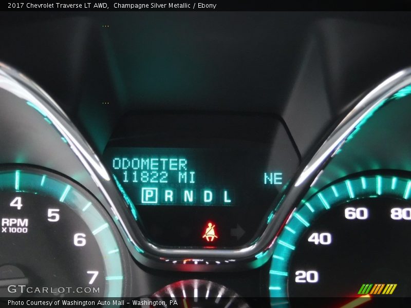 Champagne Silver Metallic / Ebony 2017 Chevrolet Traverse LT AWD