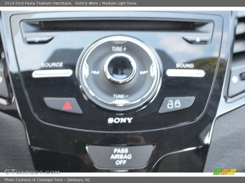 Oxford White / Medium Light Stone 2014 Ford Fiesta Titanium Hatchback