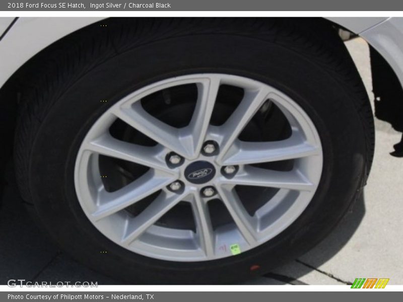 Ingot Silver / Charcoal Black 2018 Ford Focus SE Hatch