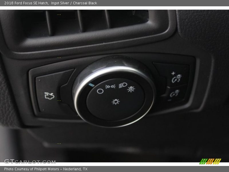 Ingot Silver / Charcoal Black 2018 Ford Focus SE Hatch