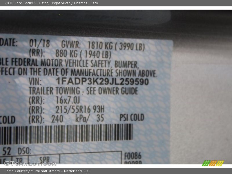 Ingot Silver / Charcoal Black 2018 Ford Focus SE Hatch