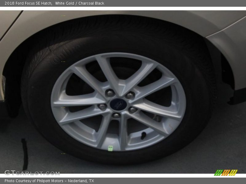 White Gold / Charcoal Black 2018 Ford Focus SE Hatch
