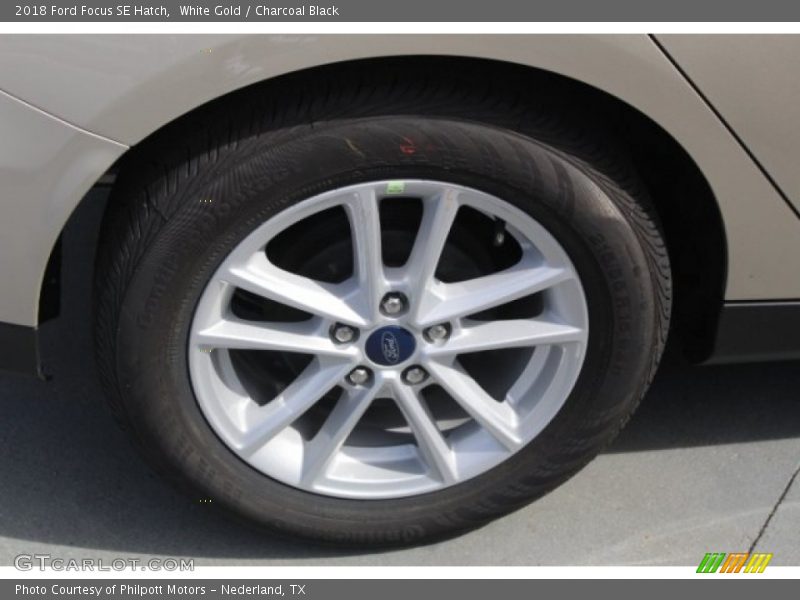 White Gold / Charcoal Black 2018 Ford Focus SE Hatch