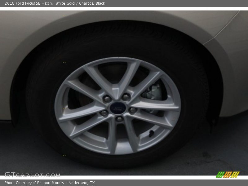 White Gold / Charcoal Black 2018 Ford Focus SE Hatch
