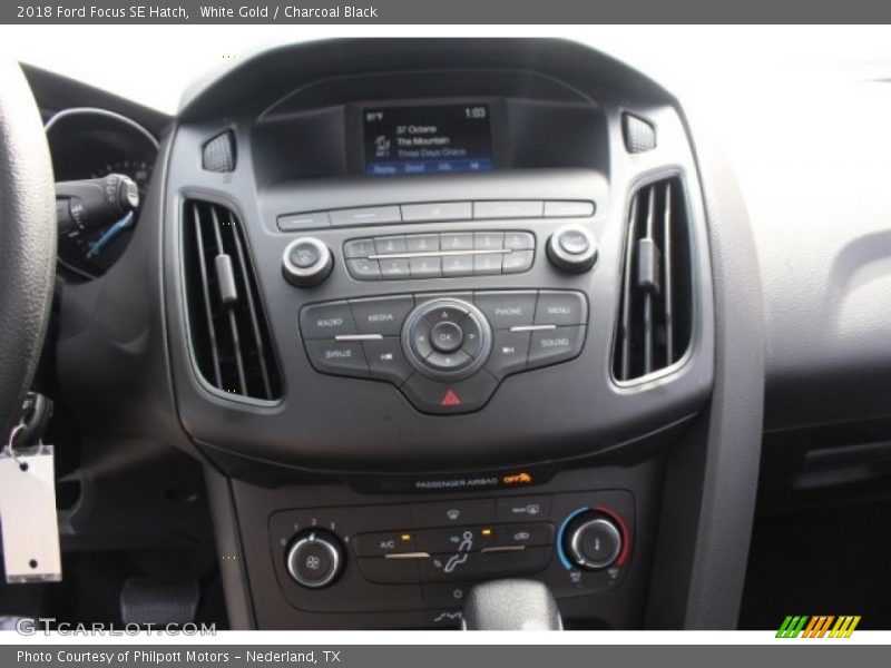 White Gold / Charcoal Black 2018 Ford Focus SE Hatch