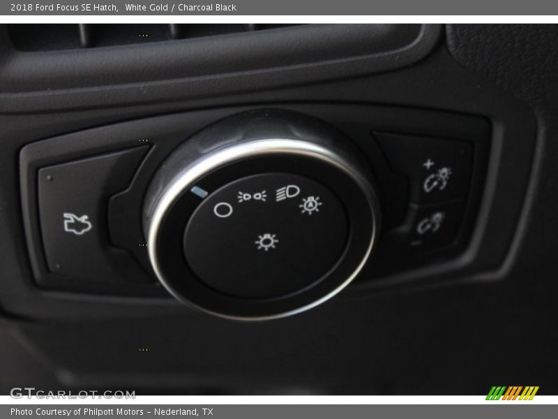 White Gold / Charcoal Black 2018 Ford Focus SE Hatch