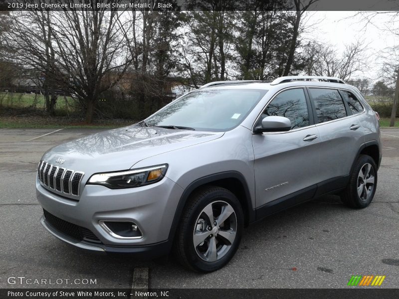 Front 3/4 View of 2019 Cherokee Limited