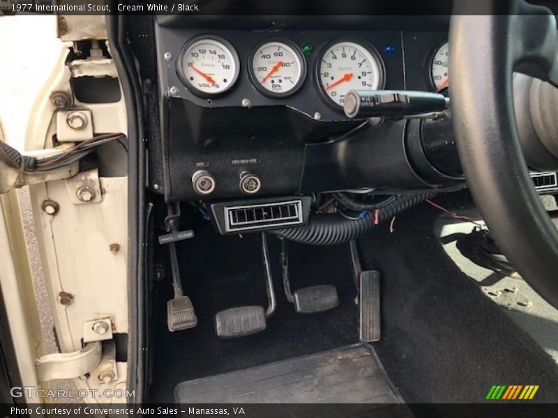 Cream White / Black 1977 International Scout