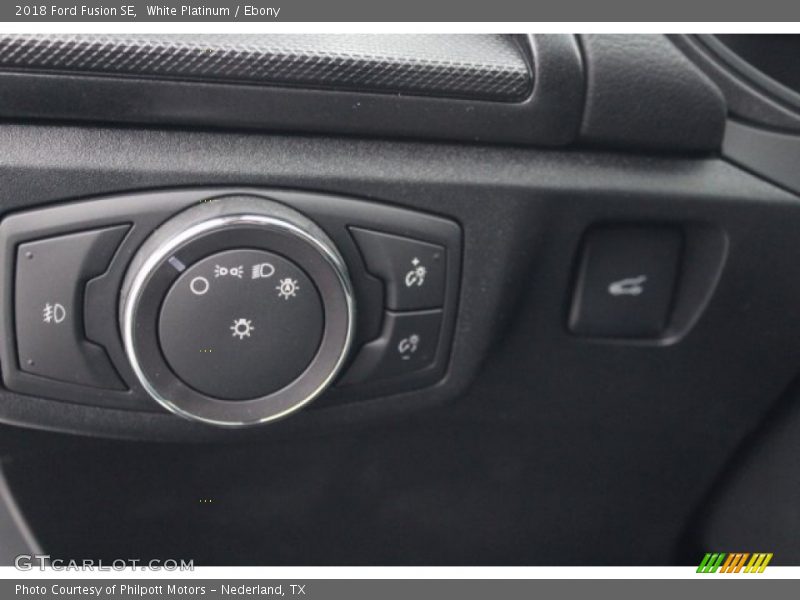 White Platinum / Ebony 2018 Ford Fusion SE