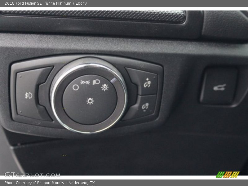 White Platinum / Ebony 2018 Ford Fusion SE