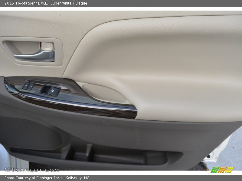 Super White / Bisque 2015 Toyota Sienna XLE