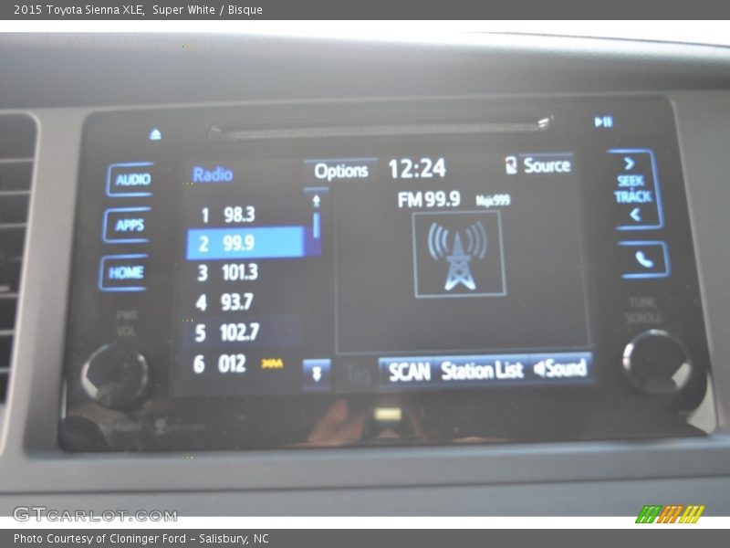 Super White / Bisque 2015 Toyota Sienna XLE