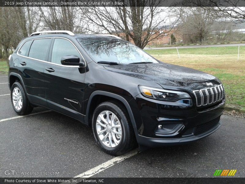 Front 3/4 View of 2019 Cherokee Latitude
