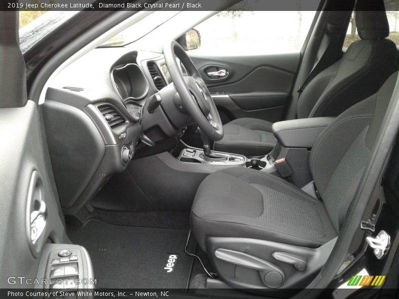 2019 Cherokee Latitude Black Interior