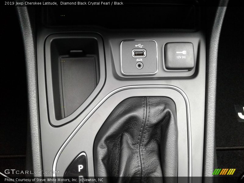 Diamond Black Crystal Pearl / Black 2019 Jeep Cherokee Latitude